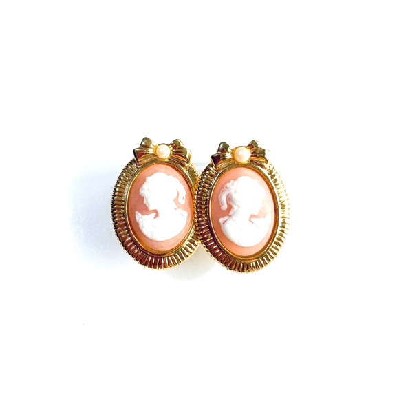 The Unbranded Brand Jewelry - VTG Gold Pearl Cameo Clip On Earrings